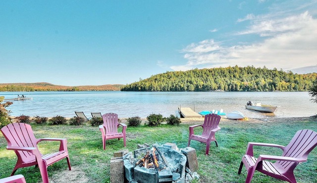 4 Little Bears' Refuge, Cozy Lakefront property w/sandy beach, fireplace & spa