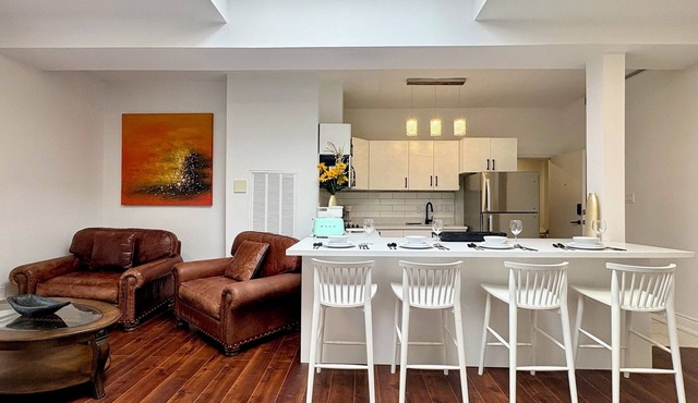 4 | Loft Queen Street East - Sleeps 4