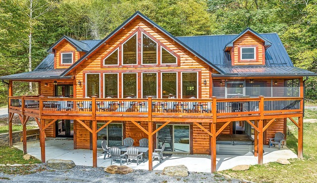 4 Loves Lodge - Main Home Sleeps 22, 5 BR, 5 1/2 BA, Pet Friendlyn