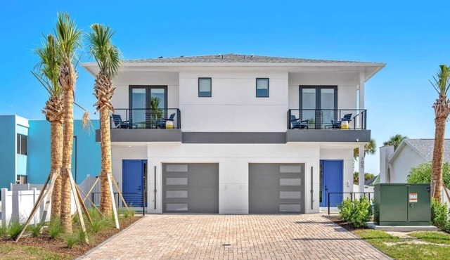 4 Lux Units 6/8 Per Unit Hot Tub Across Beach