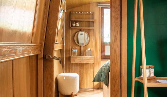 4* Luxury floating wide beam houseboat moored in Edinburgh city center.