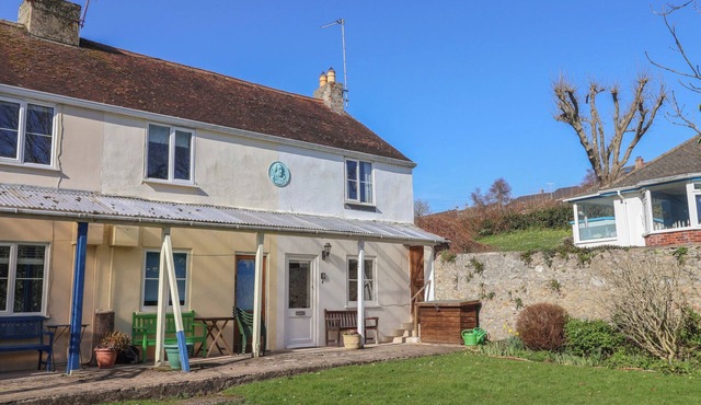 4 LYMBROOK COTTAGES, pet friendly, with a garden in Lyme Regis