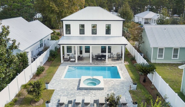 4 Master Bedrooms - Large Private Pool With Spillover Spa