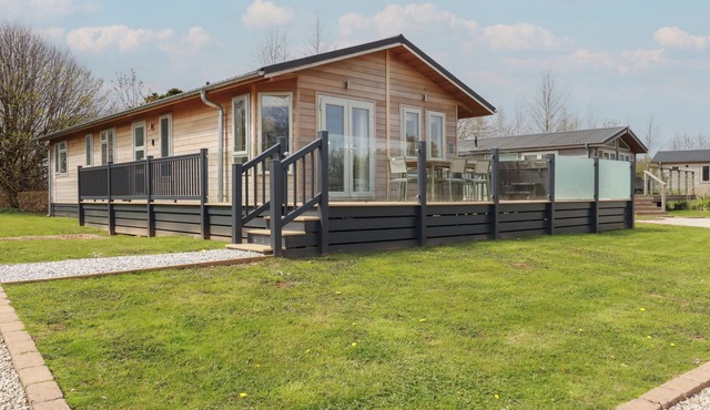 4 MEADOW RETREAT, pet friendly, luxury holiday cottage in Dobwalls