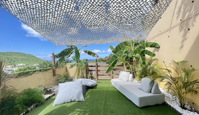 4-bed apartment with sea view in residence with swimming pool