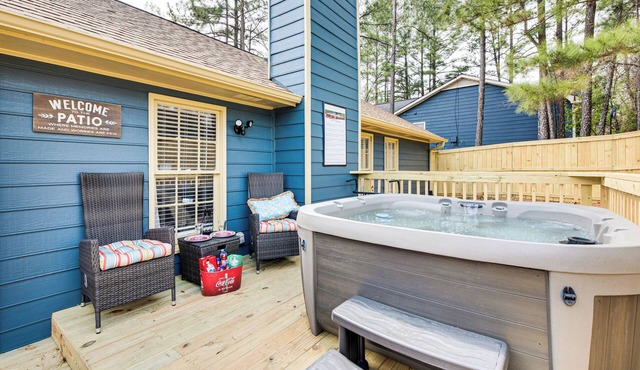 4 Mi to Airport: Atlanta Home w/Deck & Hot Tub