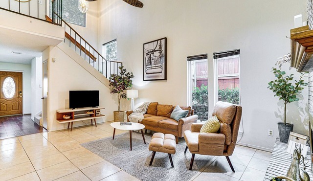 4 Mi to AT&T Stadium: Fort Worth Townhome!
