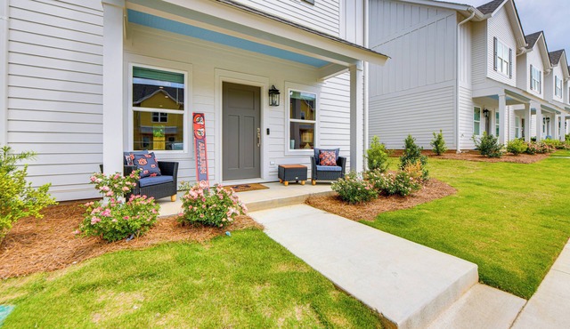 4 Mi to Auburn University: Townhome w/Fenced Yard