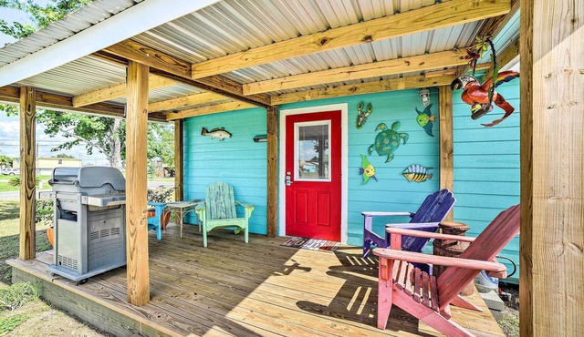 4 Mi to Beach & Fishing: Rockport Cottage w/Deck!