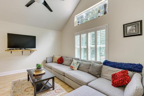 4 Mi to Beaches St Simons Island Escape with Patio!