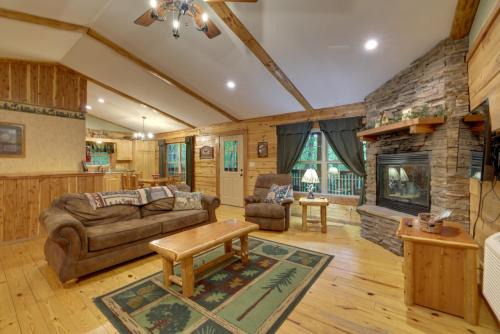 4 Mi to Beaver Lake: Peaceful Log Cabin w/Deck!