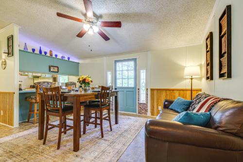 4 Mi to Bennett Spring SP Dog-Friendly Home!