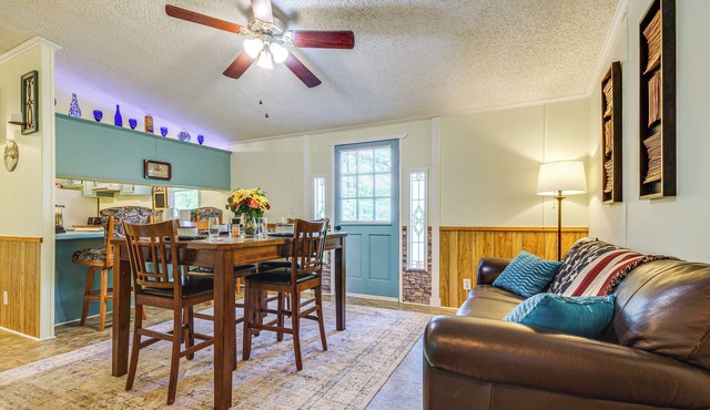 4 Mi to Bennett Spring SP: Dog-Friendly Home!