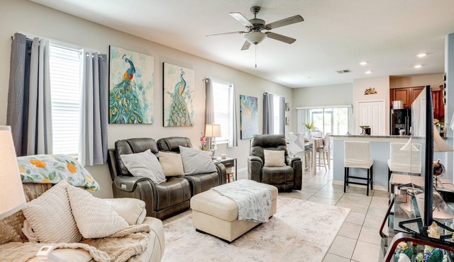 4 Mi to Brandon Exchange: Resort-Style Townhome!