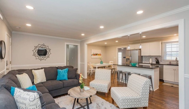 4 mi. to Broadway and Opry, Hot Tub, Private Courtyard, Gameroom, No Step Entry