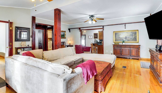 4 Mi to Camelback! Group-Friendly Poconos Cabin