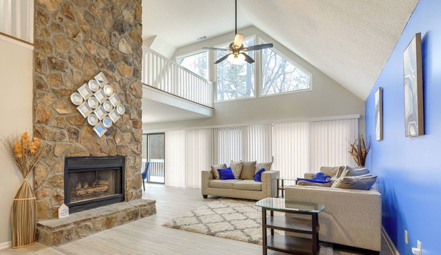 4 Mi to Charming Dtwn Fayetteville! Bright Home