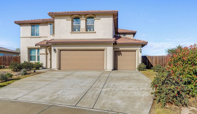 4 Mi to CSUB Campus: Spacious Home w/Yard