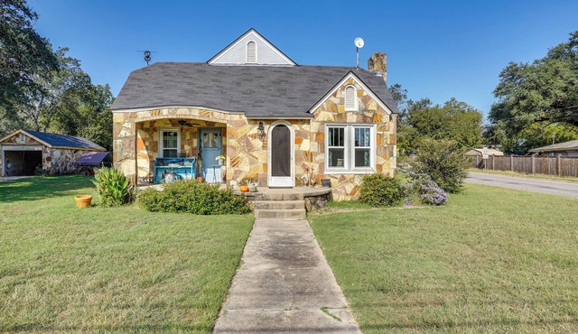 4 Mi to Dinosaur Valley: Rustic Glen Rose Cottage!