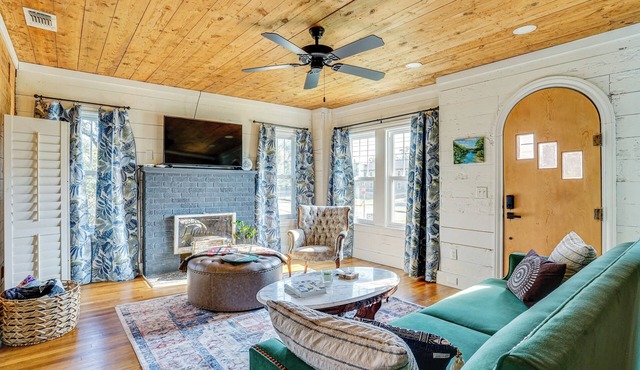 4 Mi to Dinosaur Valley: Rustic Glen Rose Cottage!