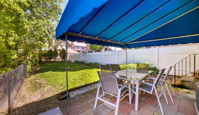 4 Mi to Downtown Pittsburgh: Family Home w/Patio