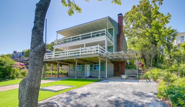 4 Mi to Downtown Plymouth! Bayfront Home with Deck