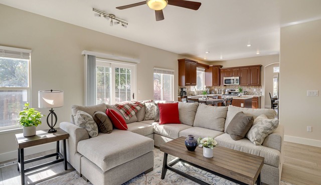 4 Mi to Downtown Reno: Family Retreat w/Fireplace