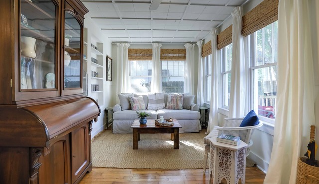 4 Mi to Dtwn: Baton Rouge Bungalow w/Private Yard