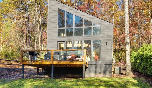 4 Mi to Dtwn Brevard: Modern Pisgah Forest Getaway