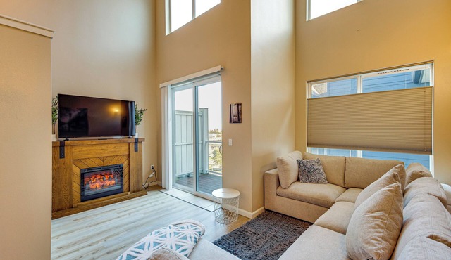 4 Mi to Dtwn, Commuter-Friendly Apt in Tacoma