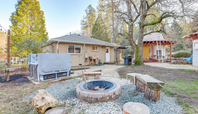 4 Mi to Dtwn Grass Valley: Forest Oasis w/Hot Tub