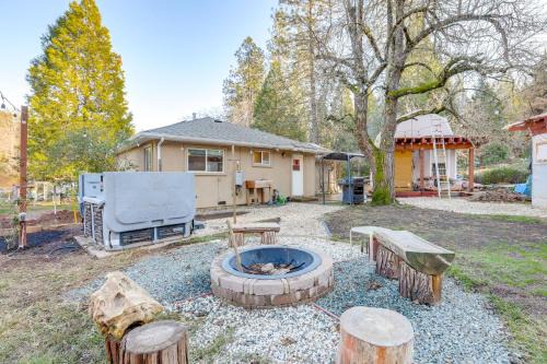 4 Mi to Dtwn Grass Valley Forest Oasis with Hot Tub