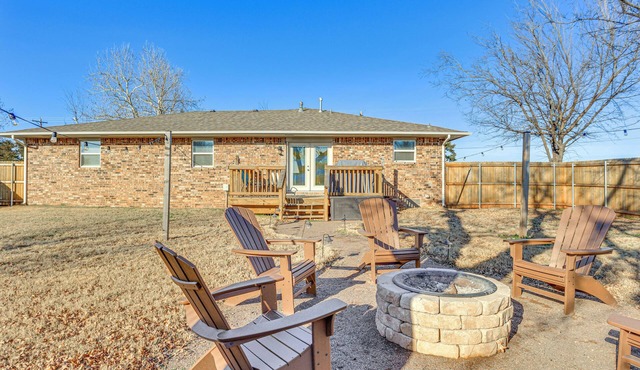 4 Mi to Dtwn Guthrie: Family Home w/Fire Pit!