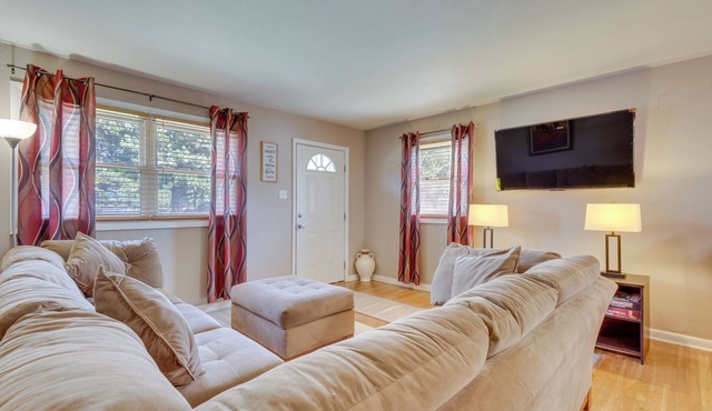 4 Mi to Dtwn: Home w/Fenced Yard in Portsmouth!