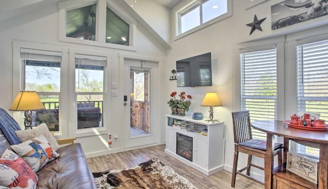 4 Mi to Dtwn McKinney Tiny Home with Fireplace
