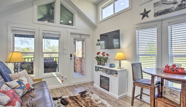 4 Mi to Dtwn McKinney: Tiny Home w/Fireplace