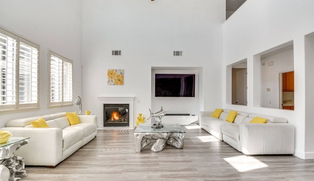 4 Mi to Dtwn Merced: Spacious Home w/Yard!
