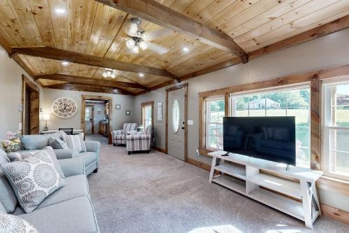 4 Mi to Dtwn Morganton! Family Retreat with Patio