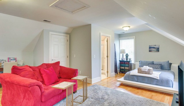 4 Mi to Dtwn: Simplistic Summerville Studio