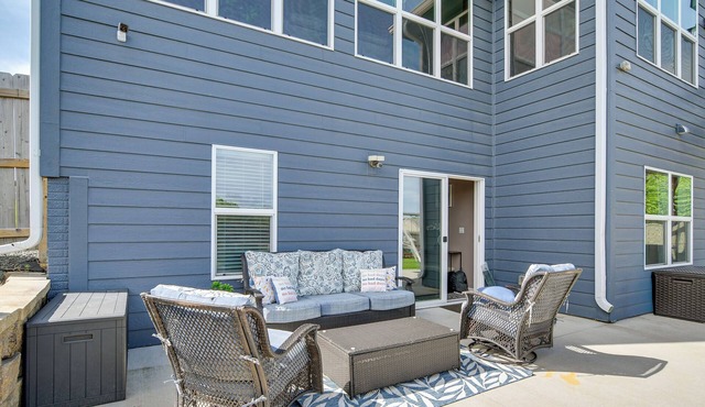 4 Mi to Easter Lake Park! Inviting Rental w/Patio