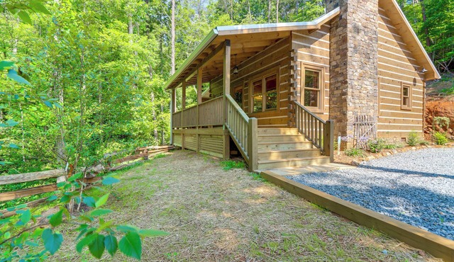 4 Mi to Fall Branch Falls: Peaceful Cabin w/Deck