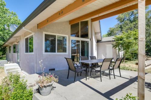 4 Mi to Folsom Lake Modern Home with Patio!