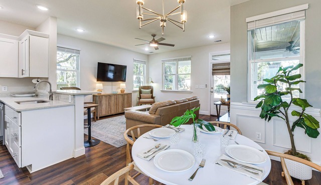 4 Mi to Forsyth Park: Updated Home w/Large Yard!