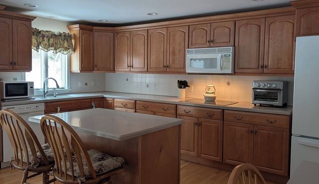 4 Mi to Gillette for FIFA! Beautiful Entire Home