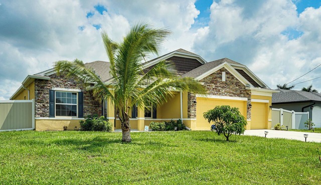 4 Mi to Golf: Gem w/Pool & Lanai in Cape Coral