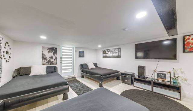 4 Mi to Hard Rock Stadium: West Park Escape