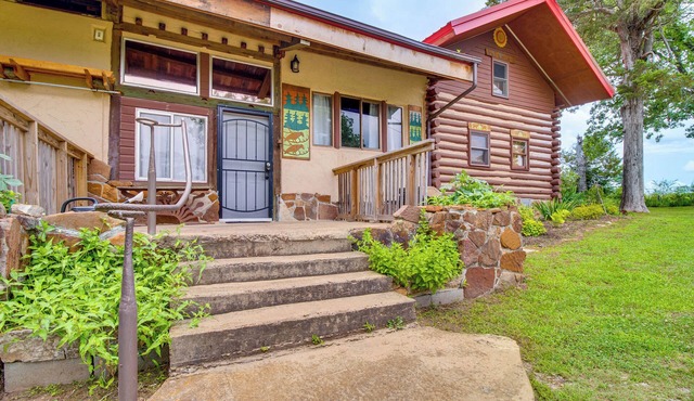 4 Mi to Historic District: Calico Rock Cabin!