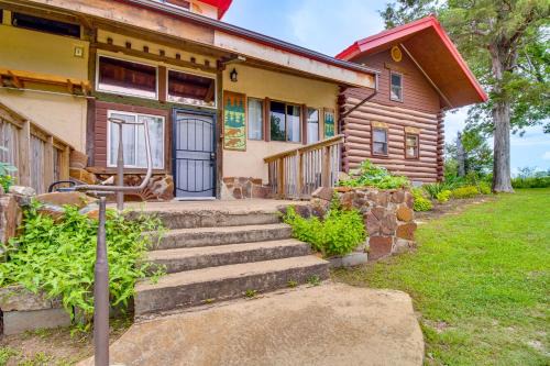 4 Mi to Historic District: Calico Rock Cabin!