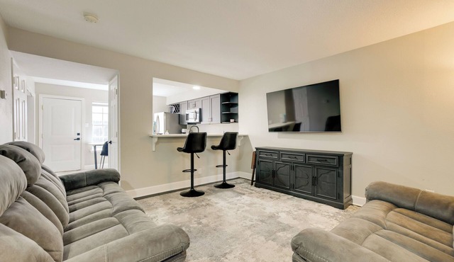 4 Mi to IAH: Suburban Houston Townhome