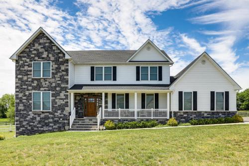 4 Mi to iPlay America! Home w/Horse Farm Views